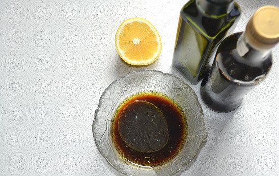 1. Этап. Морепродукты на мангале: Для приготовления маринада соедините оливковое масло, соевый соус и сок лимона.