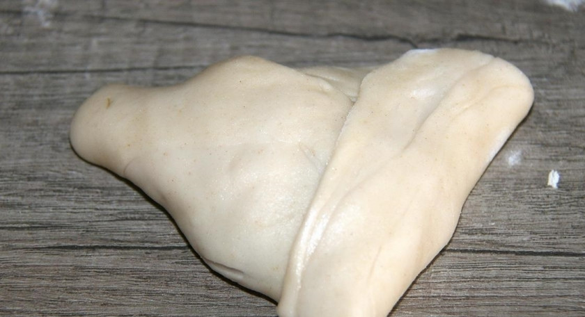 1. Этап. Самса узбекская слоеная с мясом: 6. Сворачиваю тесто для самсы с каждой стороны, в результате получается треугольник.