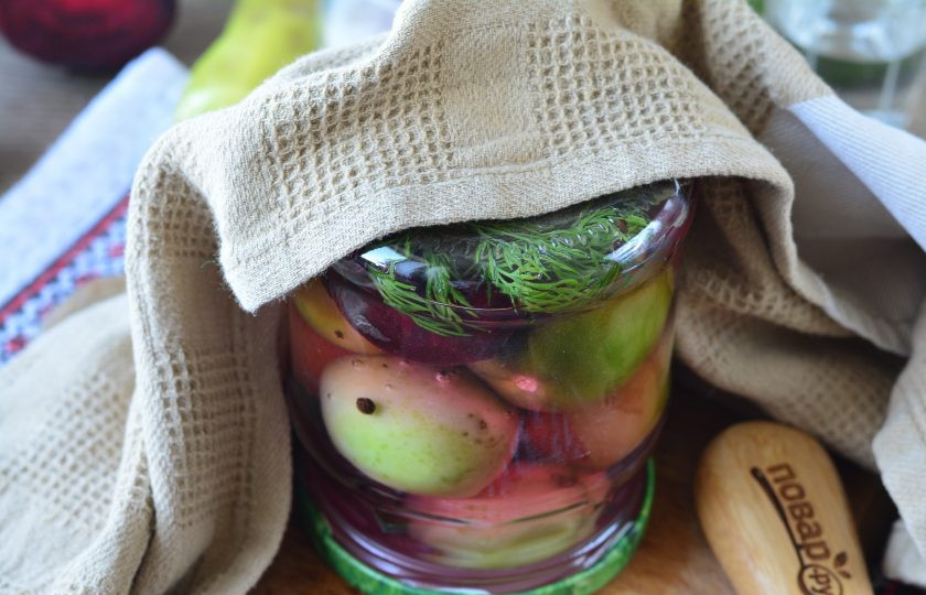 1. Этап. Зеленые помидоры со свеклой на зиму: Затем банки закройте крышками, переверните вверх дном, утеплите и дайте остыть.