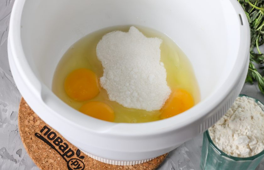 1. Этап. Торт из венских вафель: Куриные яйца вбейте в глубокую емкость или в чашу блендера, всыпьте туда же сахарный песок и соль. Взбейте все примерно 3-5 минут до увеличения и побеления массы.