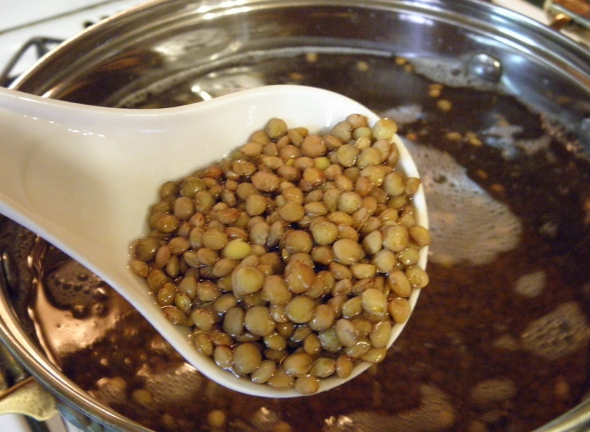 1. Этап. Крем-суп из чечевицы: В кипящую соленую воду положите чечевицу, варите до мягкости, время варки напрямую зависит от сорта чечевицы. У меня на это ушло 25 минут.