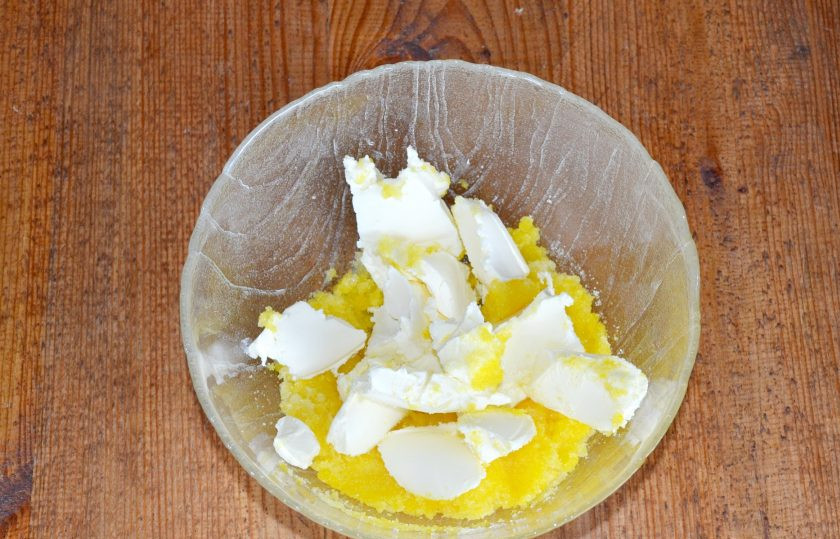 1. Этап. Торт Чебурашка: Добавьте сливочное масло.