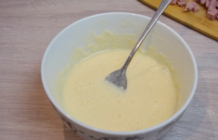 1. Этап. Рис по-кантонски: Добавьте немного соли и молотого черного перца. Добавьте 1,5 ст. ложки муки и снова замесите 