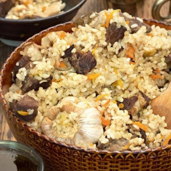 Белые грибы в казане с рисом и мясом