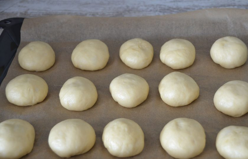 1. Этап. Булочки с конфетами Коровка: Выложите заготовки булочек на лист для выпечки на расстоянии 2 см. друг от друга, накройте салфеткой, дайте расстойку 1 час.