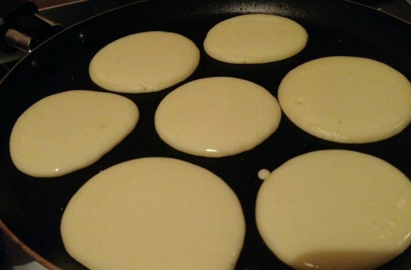 1. Этап. Панкейки на кефире 2,5%: 2. Жарить их лучше на сковороде без масла (мы добавляем масло в тесто). Я очень люблю свою блинную сковороду, на ней не только панкейки получаются изумительными.