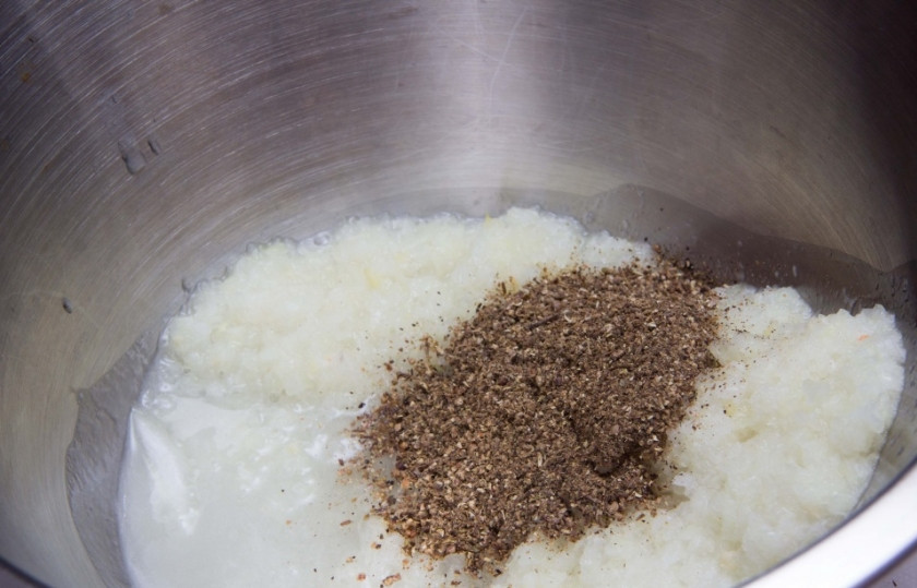 1. Этап. Фарш из баранины в домашних условиях: Зиру, кориандр и перец перетираем в ступке и добавляем к луку, который пропустили через мясорубку с большим отверстиями. Сюда же добавляем соль, как следует перемешиваем, это необходимо для того, что специи равномерно распределились по фаршу.