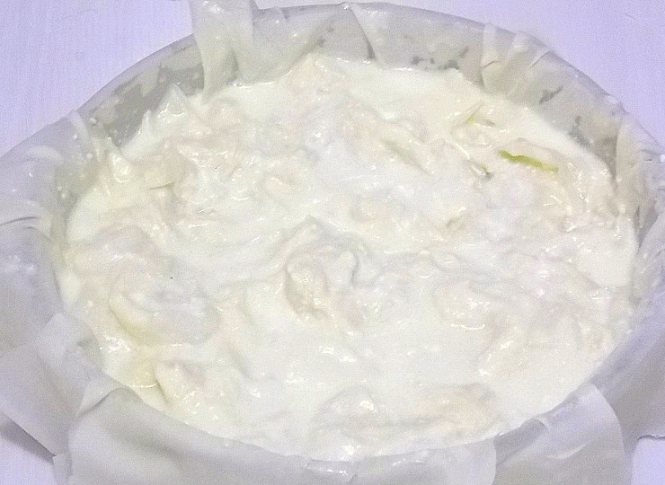 1. Этап. Гибаница: Переложите смоченный комок в форму. Поступите так со всеми листами.