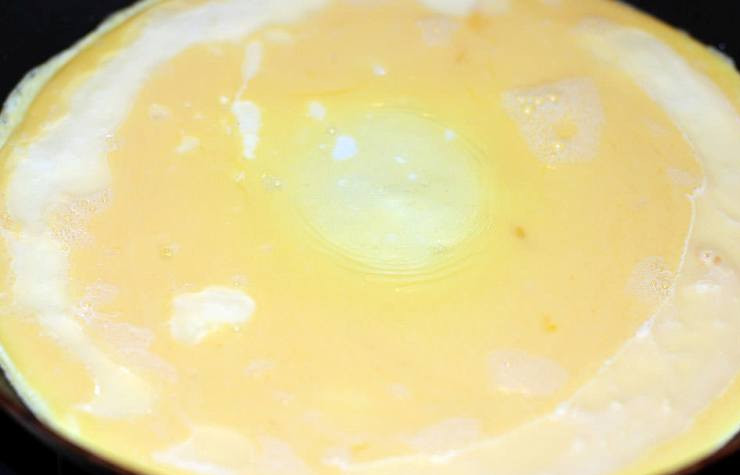 1. Этап. Омлет с помидорами и сыром: Растапливаем на сковороде сливочное масло и выливаем приготовленную смесь, огонь делаем ниже среднего.