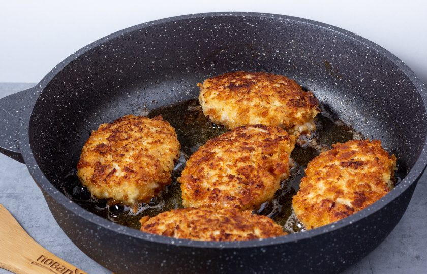 1. Этап. Куриная котлета по ГОСТу: Обжарьте котлеты с двух сторон на среднем огне.