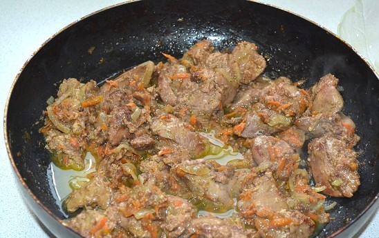 1. Этап. Куриная печень в апельсиновом соусе: 10. В конце влейте на сковороду апельсиновый сок.