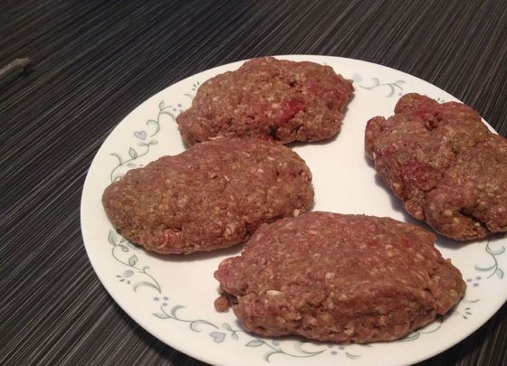 1. Этап. Котлеты по-британски: Сформируйте котлетки.