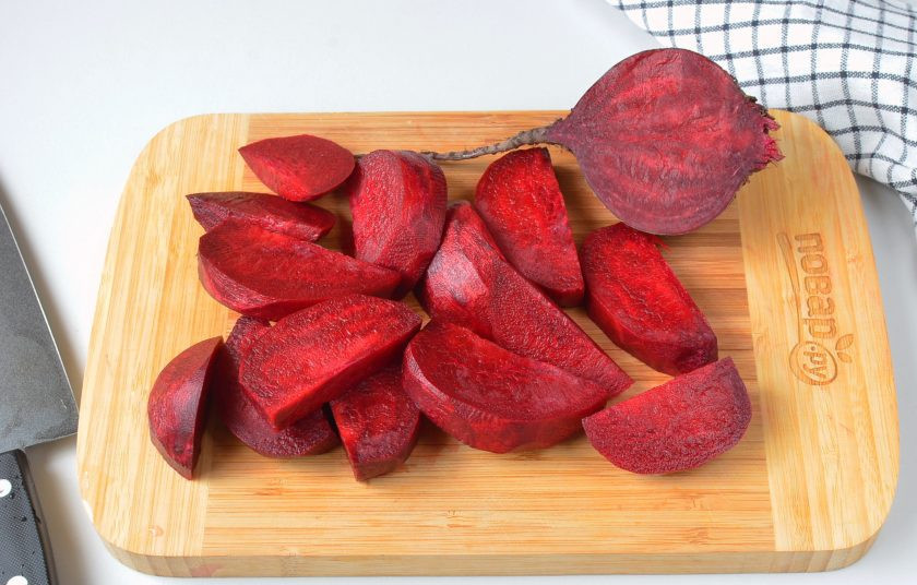 1. Этап. Свекольный сок: Порежьте удобными для соковыжималки кусочками.