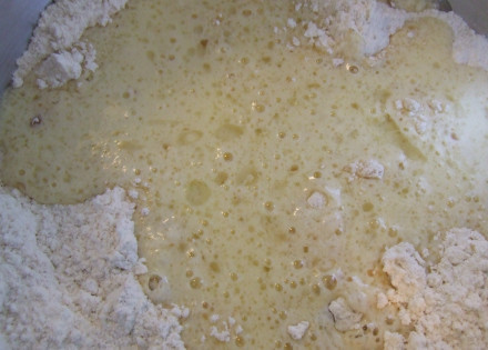 1. Этап. Маффины на кефире: 5. Соедините жидкие и сухие ингредиенты.