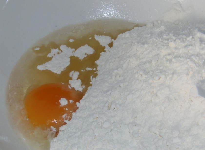 1. Этап. Яблочный штрудель в мультиварке: 1. Смешаем в миске яйцо, воду, муку, растительное масло и пару ложек меда. Перемешаем до однородности, замесим однородное липкое тесто.