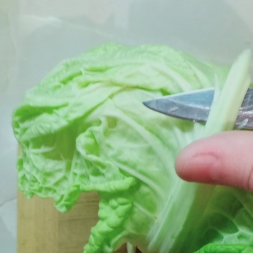 1. Этап. Нежные голубцы из савойской капусты: Срезать крупные толстые прожилки и отложить их в сторону.