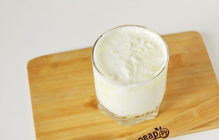 1. Этап. Пышные оладьи на горячем кефире: Кефир поставьте в микроволновку на 2 минуты. За это время он должен подогреться, а сверху должна будет образоваться вот такая пористая поверхность.