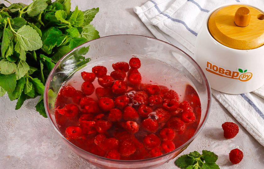 1. Этап. Варенье из малины в микроволновке: Малину высыпьте в глубокую емкость и залейте холодной водой. Оставьте на 5-10 минут, чтобы удалить насекомых внутри ягод, если они там есть. Затем воду слейте.