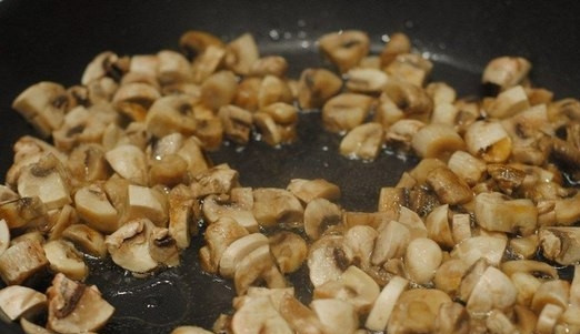 1. Этап. Слоеный салат с ветчиной: Грибы чистим, моем и нарезаем на мелкие кубики. Обжариваем на растительном масле. солим. Остужаем, удаляем излишки масла и выкладываем слоем на картофель. Слегка смазываем майонезом.