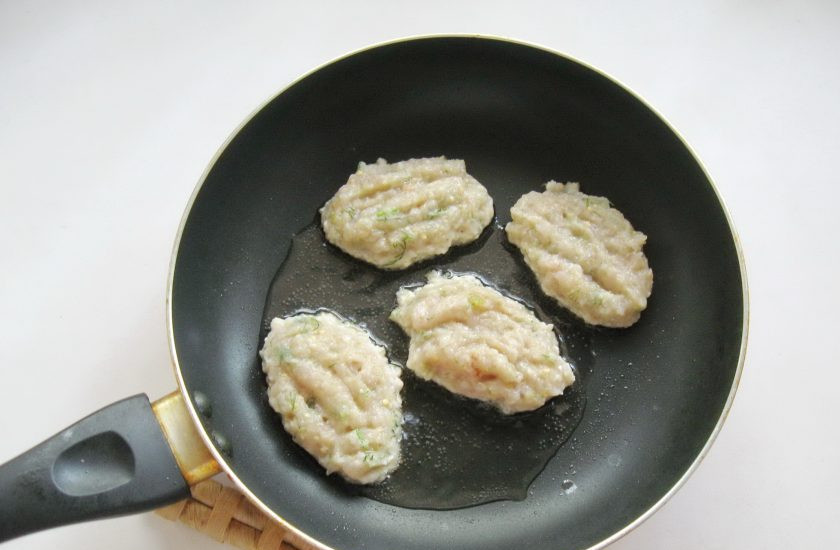 1. Этап. Куриные котлеты с баклажанами: Фарш получается не густой, поэтому выкладывайте его столовой ложкой на горячую сковороду с подсолнечным маслом.