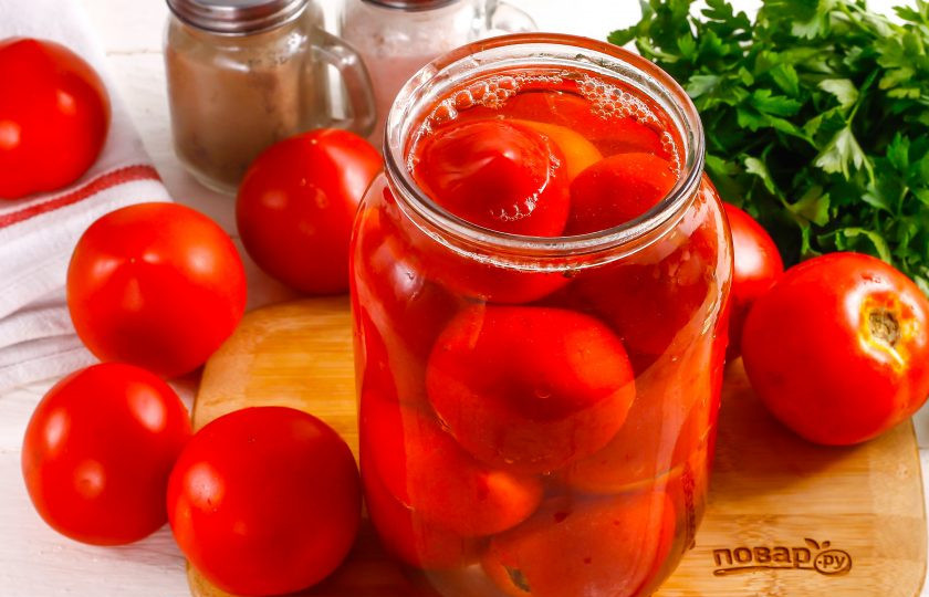 1. Этап. Маринованные помидоры Как в магазине: Вскипятите воду в чайнике или кастрюле, залейте ее в емкость на овощи до верха и накройте жестяной крышкой, оставляя для пропаривания на 10-15 минут. Желательно использовать средние томаты.