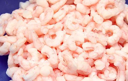 1. Этап. Салат в авокадо: 1. Креветки разморозим, очистим и отварим в подсоленной воде. Немного измельчим.