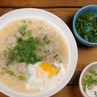 Суп с рисом и жареным яйцом