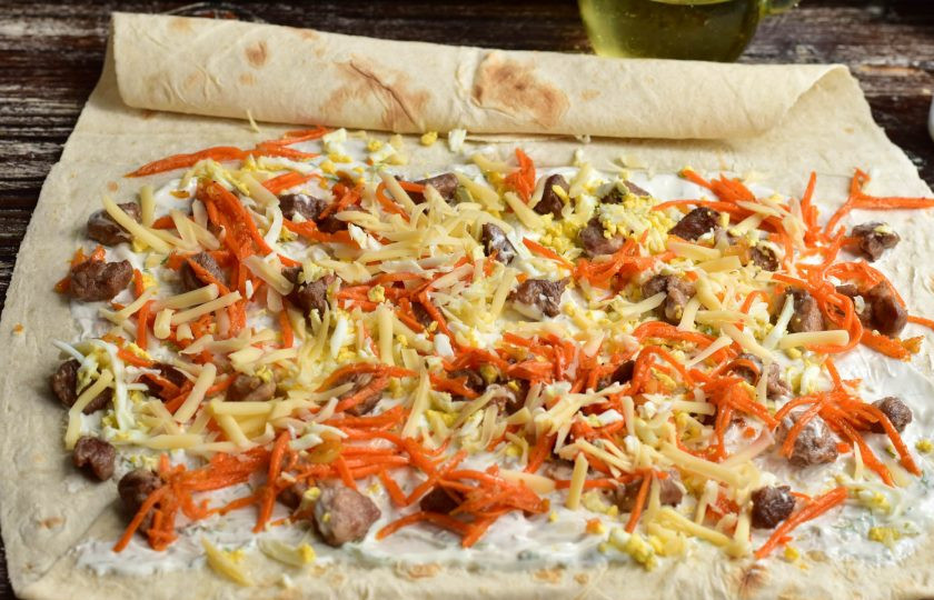 1. Этап. Шаурма со сметанным соусом: В завершении выложите твердый сыр.