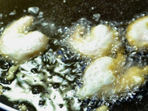 1. Этап. Морепродукты в кляре: 8. Выложить креветки в масло и жарить на среднем огне до образования золотистой корочки.