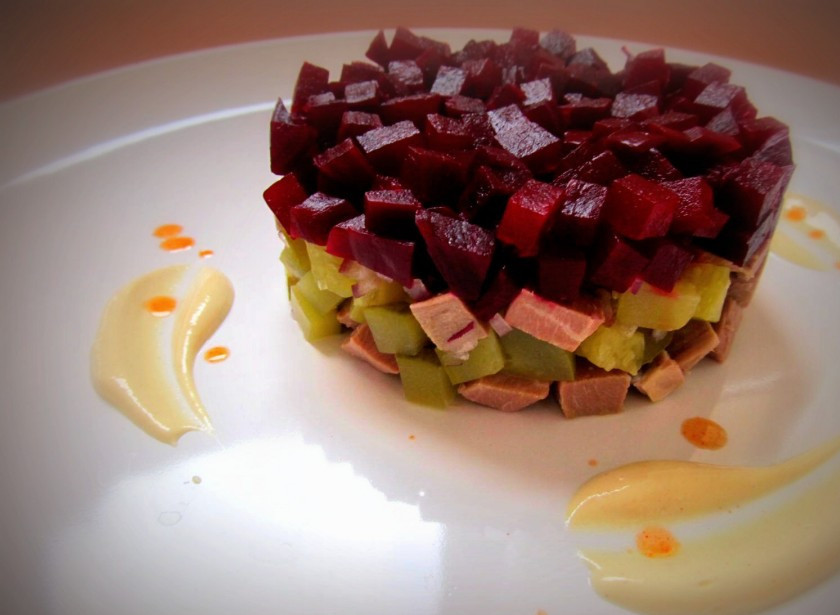 1. Этап. Салат с говядиной и свеклой: Салат смешать с заправкой и красиво сформовать.