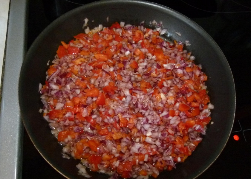 1. Этап. Ароматный запеченный фаршированный картофель: 7. Сковороду ставлю на огонь, наливаю в неё немного растительного масла, разогреваю, затем отправляю туда лук и перец.