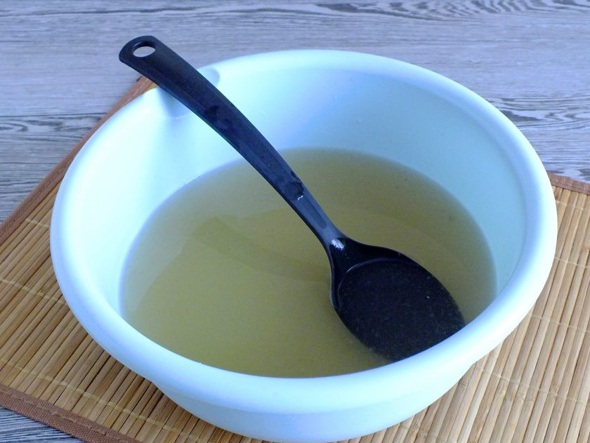 1. Этап. Грушевый ликёр в домашних условиях: К процеженному настою добавьте охлажденный сахарный сироп. Перемешайте.