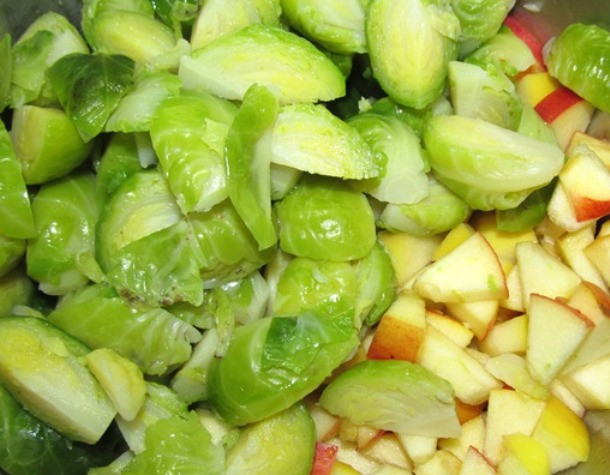 1. Этап. Салат с капустой, яблоками и брюссельской капустой: Смешайте брюссельскую капусту и яблоки, добавьте соль и перец.