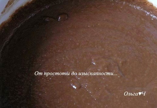 1. Этап. Шоколадный торт с ягодами: Добавьте сахар и сок половины лимона, интенсивно перемешайте венчиком.