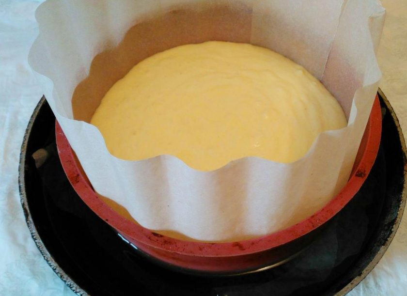 1. Этап. Японский хлопковый чизкейк: Влейте в большую форму горячую воду так, чтобы она доходила до трети высоты формы с тестом. Поместите формы с чизкейком и водяной баней в разогретую до 160 градусов духовку и выпекайте в течение 30 минут, а затем снизьте температуру до 145 градусов и готовьте чизкейк ещё 50-60 минут.