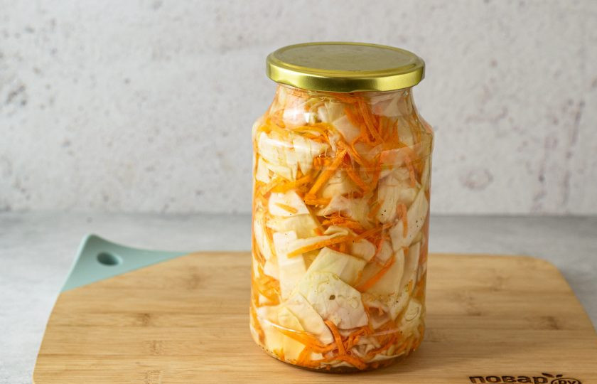 1. Этап. Капуста по-корейски на зиму: Влейте кипяток и уксус. Закрутите крышку.