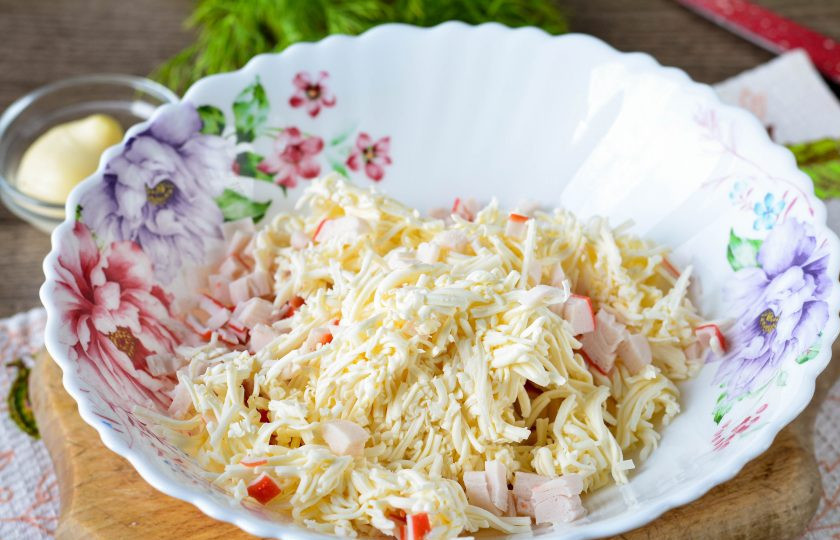 1. Этап. Гренки с крабовыми палочками: Смешайте крабовые палочки и сыр.