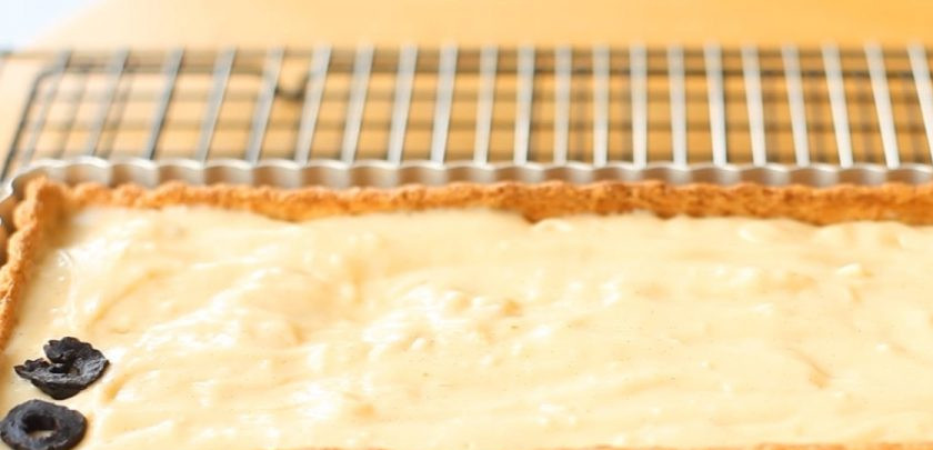 1. Этап. Торт с заварным кремом и черносливом: 6. Заполните основу из теста заварным кремом. Выложите чернослив, посыпьте миндалем. Отправьте торт в духовку на 10 минут. Сверху готовый торт посыпьте сахарной пудрой. Приятного аппетита!