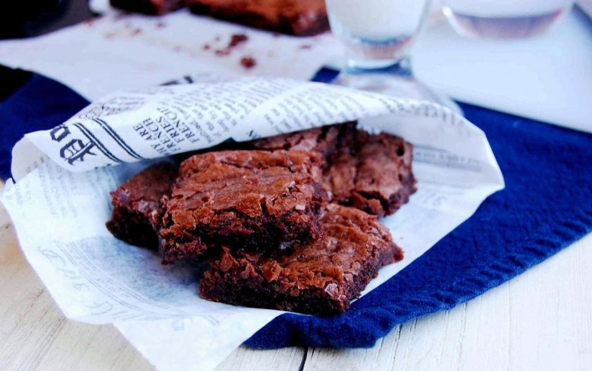 1. Этап. Брауни по-мексикански: 4. После этого брауни остудите и нарежьте квадратами перед подачей. Приятного чаепития!