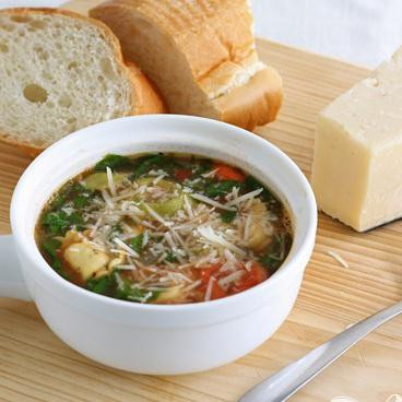 1. Этап. Суп с пельменями: Присыпьте немного сверху сыром и можно подавать к столу. Приятного аппетита.