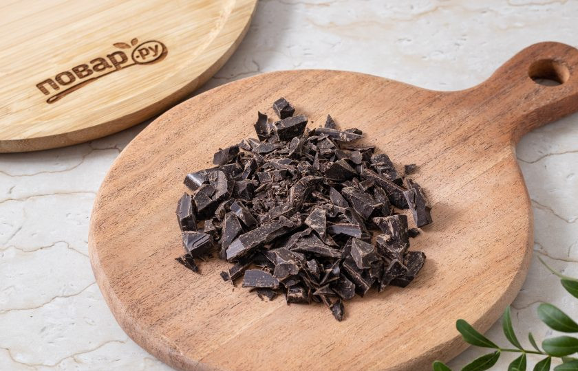 1. Этап. Мусс на аквафабе: Шоколад порубите крупными кусочками.