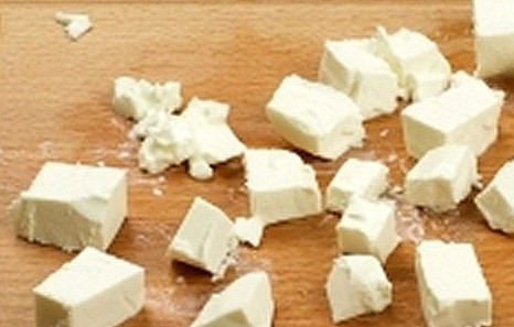 1. Этап. Салат греческий с брынзой: Брынзу нарезать кубиками.