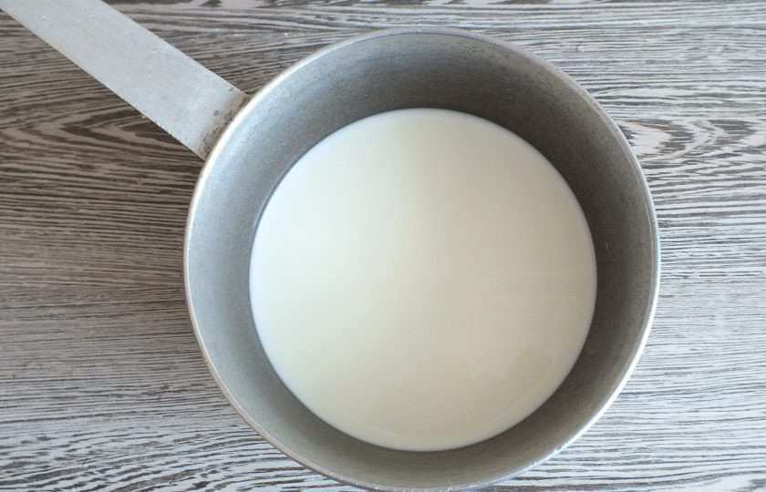 1. Этап. Профитроли с кремом Пломбир: В сотейнике соедините оставшееся молоко с сахаром. Доведите до кипения, влейте тонкой струйкой яично-мучную смесь.