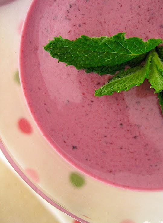 1. Этап. Холодный ягодный суп: 4. Готовый ягодный суп перелейте в тарелку, украсьте веточкой мяты и сразу же приступайте к еде – вы не сможете остановиться, пока не съедите всю порцию!