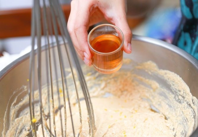 1. Этап. Кекс с изюмом: 3. Натрите цедру апельсина и добавьте в мисочку. Туда же выжмите сок половины апельсина. По желанию добавьте немного алкоголя, например, коньяка или ликера.