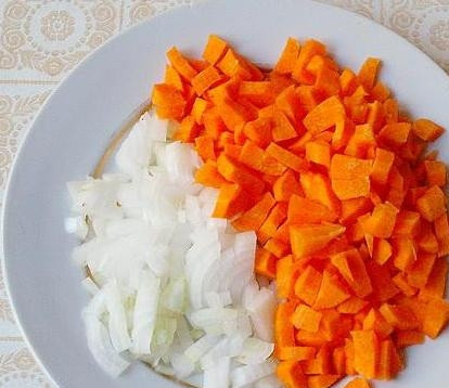 1. Этап. Плов с курагой: Морковь нарезаем крупной соломкой или полукольцами, лук тоже нарезаем крупно.