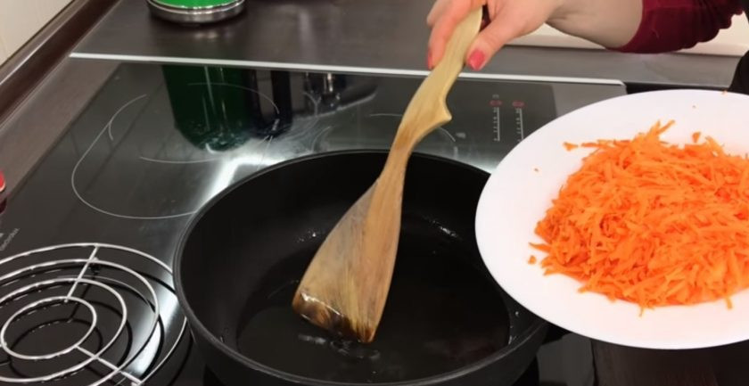 1. Этап. Салат Норвежский роман: 1. Морковь натрите на крупной терке и обжарьте на разогретом растительном масле, посолив ее, поперчив и уменьшив огонь. Когда морковь слегка поджарится, снимите ее с огня.