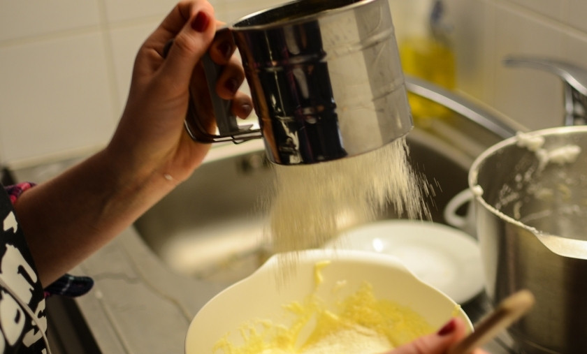 1. Этап. Бисквитные пирожные: Перемешивая, по чуть-чуть добавляйте просеянную муку.