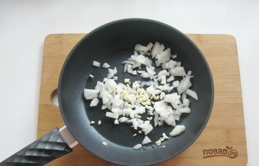 1. Этап. Макароны по-венгерски: Добавьте измельченный чеснок.