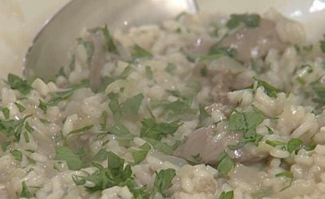 1. Этап. Ризотто с печенью: Добавляем в готовое ризотто петрушку и 1 ст.л. оливкового масла. Перемешиваем и подаем к столу. Приятного аппетита!